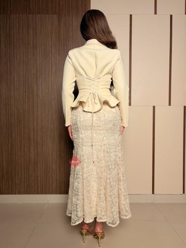 طقم بلوزة وتنورة راقي بتطريز ورود وحبال خلفية أنثو...