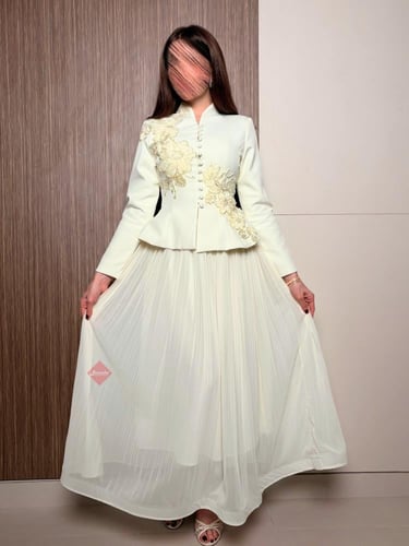 طقم راقي بلوزة مزينه بتطريز ورود و تنورة بليسيه