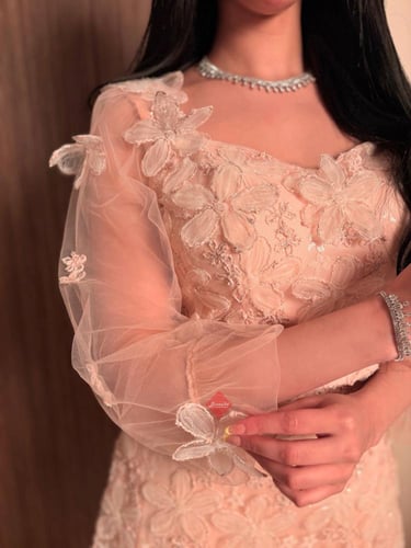 طقم تنورة و بلوزة باكمام طويلة بودرة مزينة بالورود