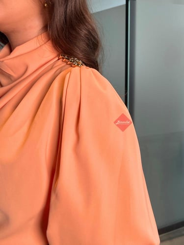 قميص هاينك أنيقة بياقة درابية ومزينة من الكتف