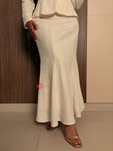 طقم بلوزة وتنورة راقي مزين بورود على الكتف وتنورة...