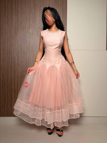 فستان فخم مزين باللؤلؤ بقصة كت وكلوش تل