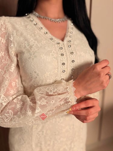 فستان سهرة باكمام طويلة مزينة بالدانتيل الراقي وال...