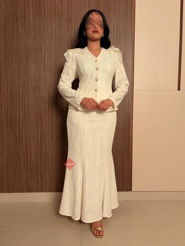 طقم بلوزة وتنورة راقي مزين بورود على الكتف وتنورة...