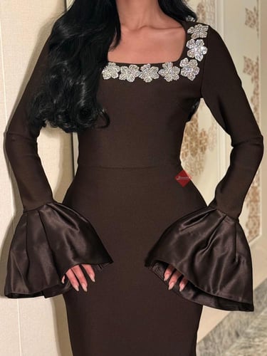 فستان ناعم مزين بالكريستال و اكمام طويلة واسعة