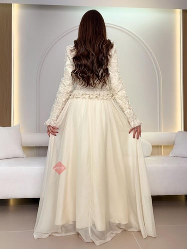 فستان راقي مكون من قطعتين مزين بالورود و الشيفون ا...