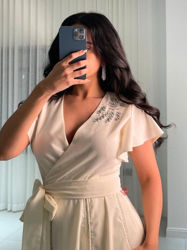 فستان ناعم سكري بحبال من الخصر