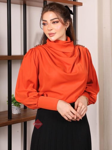 قميص هاينك أنيقة بياقة درابية ومزينة من الكتف