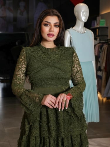 فستان سهرة طويل ستايل هاينك بدانتيل راقٍ