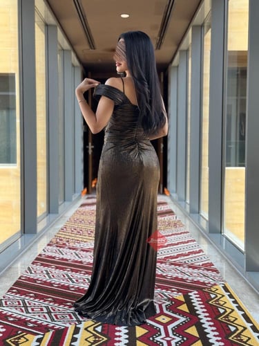فستان سهرة طويل ناعم لامع بتصميم مميز