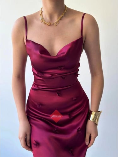 فستان ساتان ناعم مزين بأزهار أنيقة وفاخرة