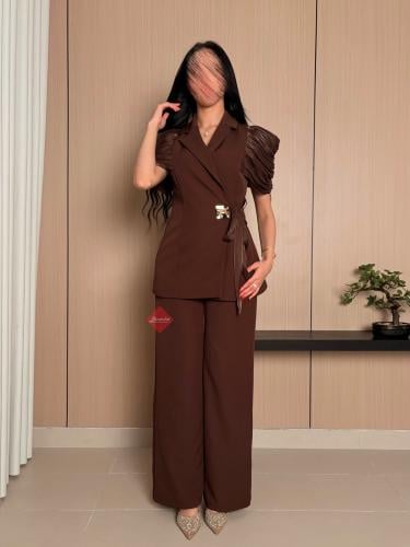 طقم بني كريب فاخر ناعم بلوزة وبنطلون بتصميم درابيه