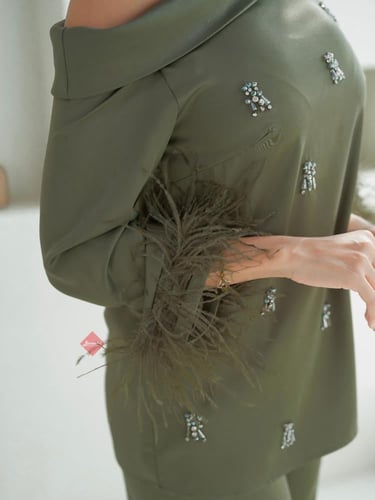 طقم بلوزة و بنطلون بخامة الستان الناعمة و مزين بال...