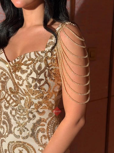 فستان سهرة بخامة التل مطرزة بالترتر