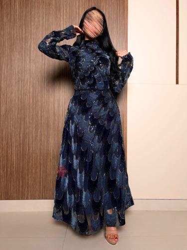 طقم راقي تنورة و بلوزة باكمام طويلة مزينة بالقطيفة...