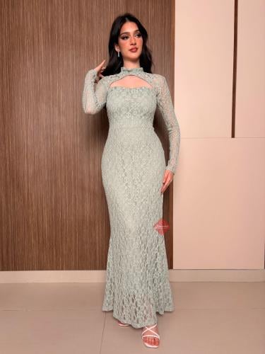 فستان ناعم من الدانتيل الفاخر بفتحة راقية أنثوية