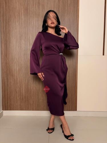 فستان ميدي ناعم مزين بالكريستال بأكمام طويلة واسعة