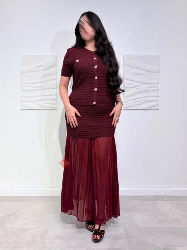 طقم بليزر و تنورة تل ناعم بكسرات أنيقة