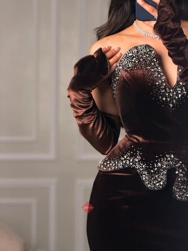 فستان سهرة تب طويل مخمل مزين بالكريستال اللامع