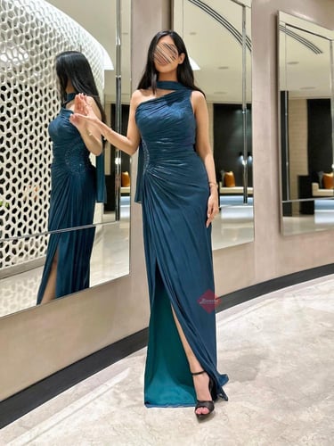 فستان سهرة طويل ناعم ستايل ون شولدر مزين بالخرز ال...