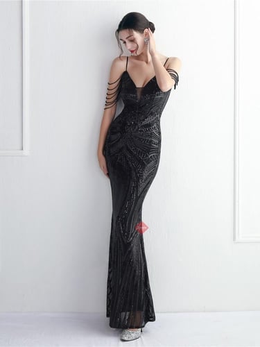 فستان سهرة بتطريز ترتر ومزين بالخرز الفخم على الاك...