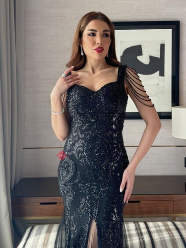 فستان سهرة بخامة التل مطرزة بالترتر