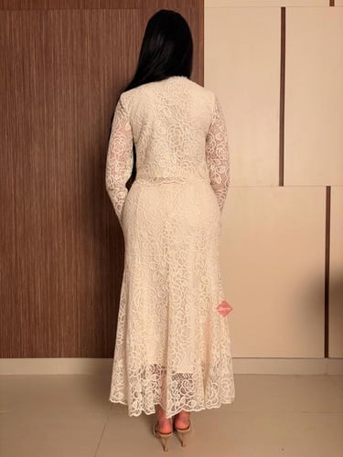 طقم راقي بلوزة و تنورة بتصميم مزينه بالدانتيل الرا...