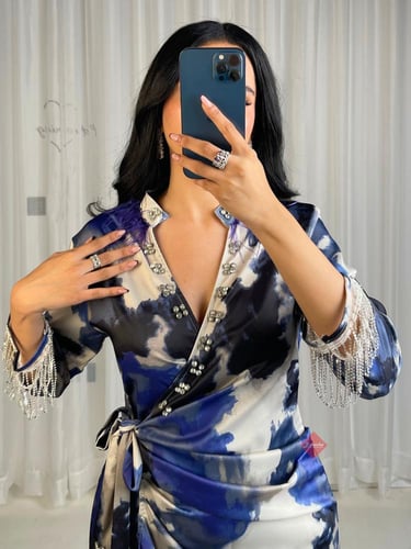 فستان مشجر ميدي بتمويجات ساحرة و اكمام مزيينة بالك...