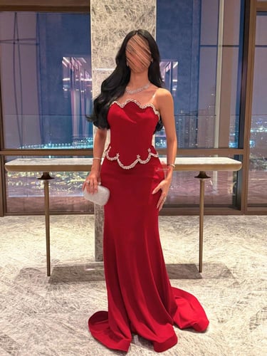 فستان سهرة طويل مزين بالكريستال اللامع