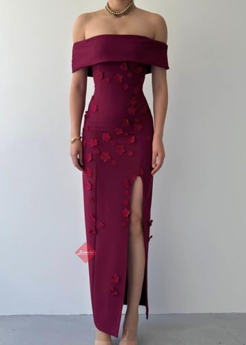 فستان ناعم اوف شولدر مزين بالورود و خامة الكريب ال...