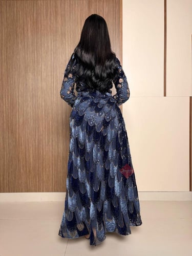 طقم راقي تنورة و بلوزة باكمام طويلة مزينة بالقطيفة...