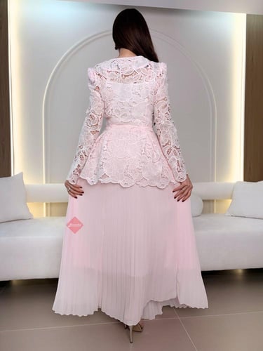 طقم راقي بلوزة مزينه بالدانتيل الراقي و تنورة تل ب...