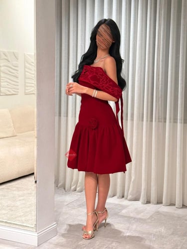 فستان جوخ شموه بقصة أوف شولدر أنيقة