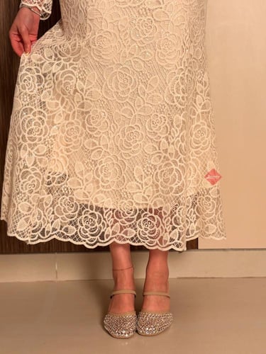 طقم راقي بلوزة و تنورة بتصميم مزينه بالدانتيل الرا...