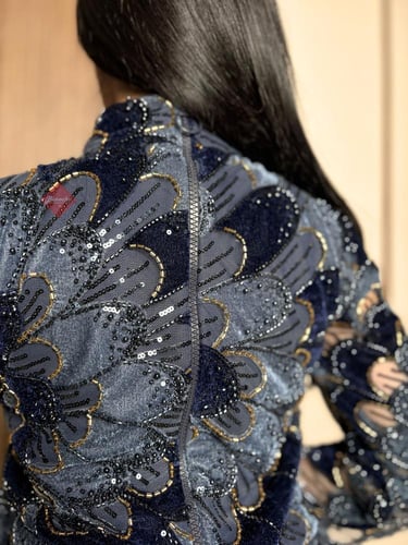 طقم راقي تنورة و بلوزة باكمام طويلة مزينة بالقطيفة...