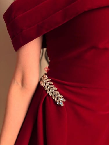 فستان جوخ شموه ناعم ميد بقصه اوف شولدر مزينه بالإك...