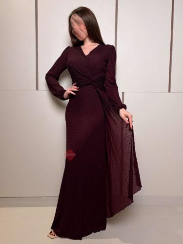 فستان سهرة ناعم مزين بالفصوص اللامعة بأكمام طويلة