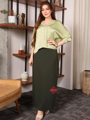 بلوزة سادة ستايل اكمام طويلة مع سلسال لؤلؤ