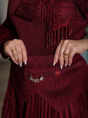 طقم راقي بلوزة مزينة بالدانتيل و تنورة بليسيه