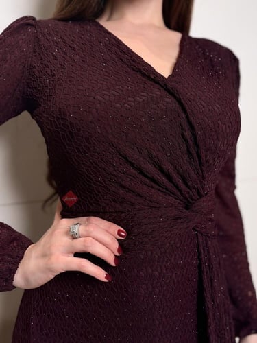 فستان سهرة ناعم مزين بالفصوص اللامعة بأكمام طويلة