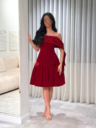 فستان جوخ شموه بقصة أوف شولدر أنيقة