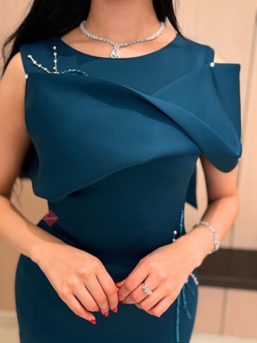 فستان كريب ناعم بأكمام مزينة بالكريستال الأنيق