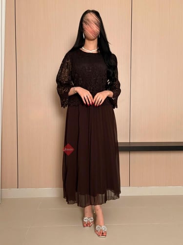 فستان دانتيل بني مع تل بليسيه ناعم وأكمام واسعة