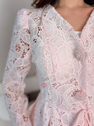 طقم راقي بلوزة مزينه بالدانتيل الراقي و تنورة تل ب...