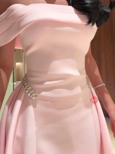 فستان بنك ناعم ميد بقصه اوف شولدر مزينه بالإكسسوار