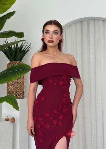 فستان ناعم اوف شولدر مزين بالورود و خامة الكريب ال...