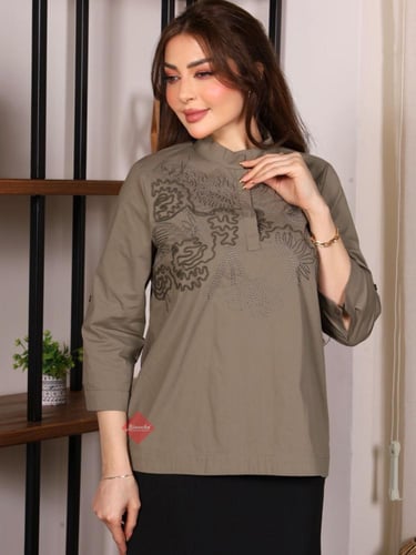 بلوزة أنيقة مطرزة