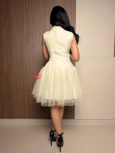 فستان سهرة قصير مزين باللؤلؤ بقصة كت وكلوش تل فاخر