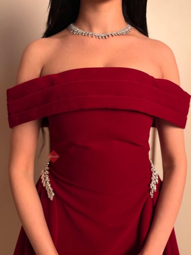 فستان جوخ شموه ناعم ميد بقصه اوف شولدر مزينه بالإك...