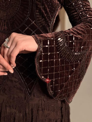 فستان سهرة ملكي طويل من الدانتيل الراقي مزين بالتر...